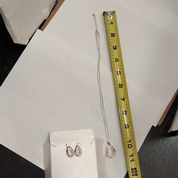 SOLD Beautiful Set of Iridescent Sparkly Silver Crystal Necklace & Earrings! - Picture 6 of 6